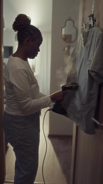 Κάθετη Πλαϊνή Φωτογραφία Της Αφροαμερικανίδας Γιατρού Ασκούμενη Πλεγμένα Μαλλιά Ψωμάκι — Αρχείο Βίντεο