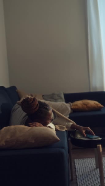 Plan Vertical Complet Médecin Afro Américain Uniforme Dormant Sur Canapé — Video