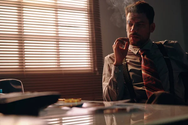 Junger Seriöser Geschäftsmann Formalbekleidung Raucht Zigarette Während Arbeitsplatz Einem Dunklen — Stockfoto