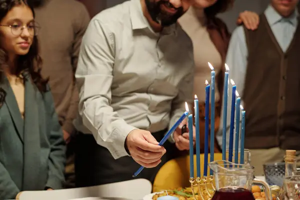Skäggig Man Tända Ljus Menorah Hanukkah Parti När Står Vid — Stockfoto