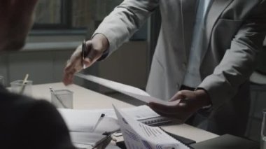 Hüsrana uğramış Afrika kökenli Amerikalı yöneticinin ofis toplantısında belgeyi yırtıp erkek çalışanı azarlamasının POV çekimi