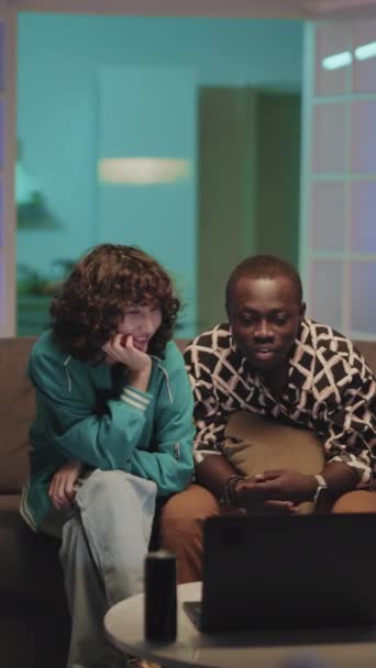 Senkrecht Eines Lächelnden Multiethnischen Paares Das Auf Dem Sofa Einer — Stockvideo