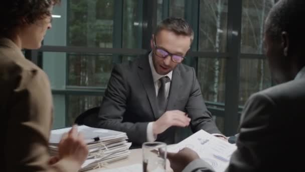 Přes Rameno Snímek Charismatického Mladého Bělošského Podnikatele Brýlích Mluvící Obchodním — Stock video