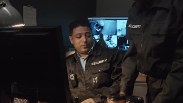 Cintura Alzata Guardia Sicurezza Maschile Guardando Monitor Collega Donna Venire — Video Stock