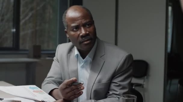 사무실 회의에서 프로젝트 식별되지 직원과 협상하는 불만족스러운 아프리카계 미국인 경영진의 — 비디오