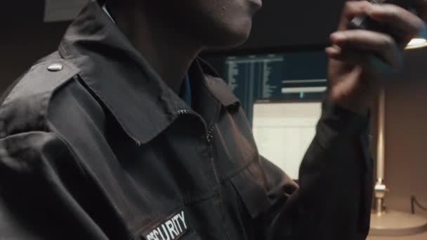Наклон Обрезанный Снимок Неузнаваемой Афро Американской Женщины Офицера Безопасности Помощью — стоковое видео