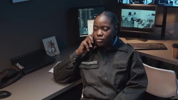 Střední Oblouk Záběr Ženské Afroamerické Bezpečnostní Stráže Uniformě Mluvící Smartphone — Stock video