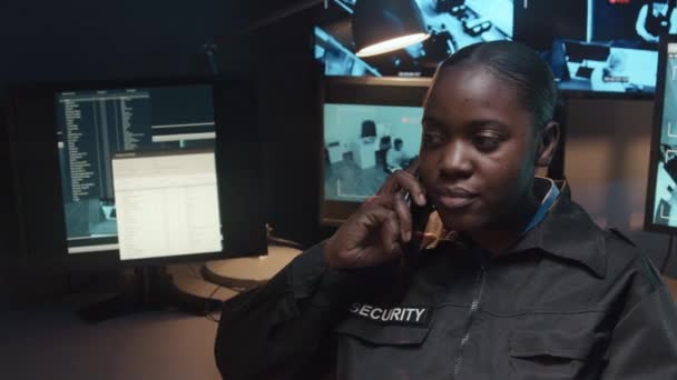 Φωτογράφηση Στο Στήθος Νεαρής Αφρο Αμερικανίδας Αξιωματικού Ασφαλείας Που Τηλεφωνεί — Αρχείο Βίντεο