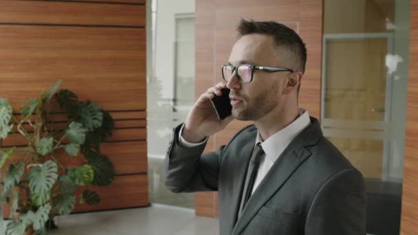 Mellkas Felfelé Lövés Kaukázusi Üzletember Szemüvegben Öltöny Beszél Telefonon Modern — Stock videók