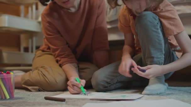Střední Záběr Bělošky Žena Sedí Podlaze Svým Synem Pomáhá Kresbou — Stock video