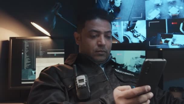 Hrudník Záběr Znuděný Biracial Bezpečnostní Muž Uniformě Vysílačkou Pomocí Smartphone — Stock video