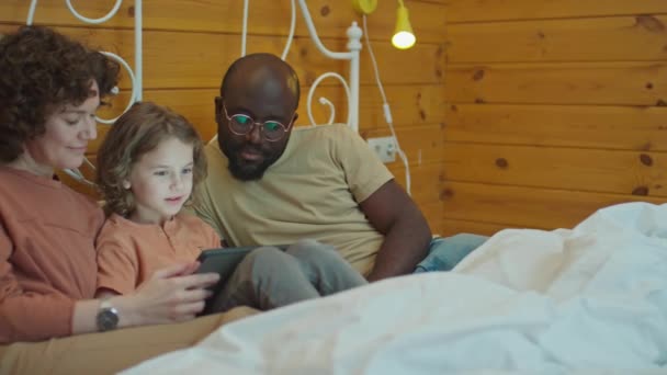 Mittlere Aufnahme Von Interrassischen Eltern Und Ihrem Kind Schlafzimmer Sitzend — Stockvideo