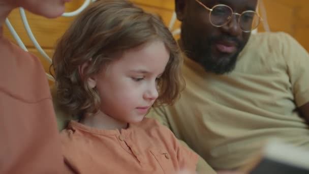 Kişilik Etnik Çeşitlilikte Bir Ailenin Birlikte Kitap Okuyup Mutlu Göründüğü — Stok video
