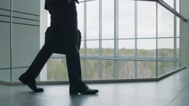 Ofiste Ortağını Beklerken Tanınmayan Bir Adamının Düşük Kesiminden Görüntüler — Stok video