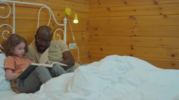Середній Довгий Знімок Батька Сина Лежав Ліжку Читаючи Оповідання Про — стокове відео