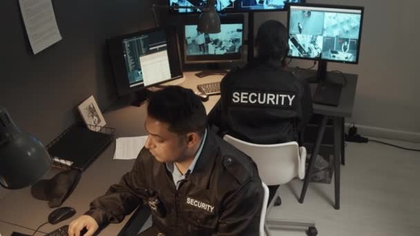 Alta Angolazione Due Diversi Agenti Sicurezza Uniformi Nere Che Lavorano — Video Stock