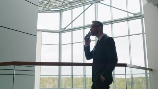 Kafkasyalı Adamının Telefon Görüşmesi Yaptığı Saatine Baktığı Modern Ofisteki Spacy — Stok video
