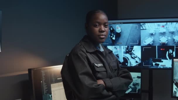 Portrét Mladého Afroamerického Bezpečnostního Důstojníka Černé Uniformě Jak Dívá Kameru — Stock video