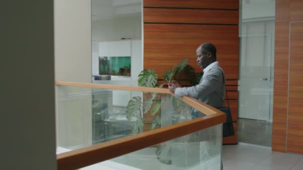Бічна Повільність Афроамериканського Бізнесмена Сірому Костюмі Портфелем Приходить Поручні Офісному — стокове відео
