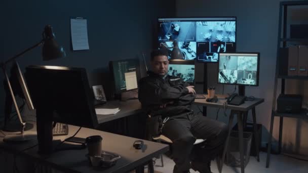 Přiblížit Portrét Usměvavého Zralého Bezpečnostního Důstojníka Černé Uniformě Sedícího Sledovací — Stock video
