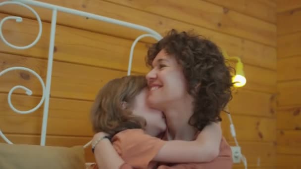 Średniej Bliskości Zdjęcie Matki Przytulającej Całującej Swoje Dziecko Śmiejącej Się — Wideo stockowe
