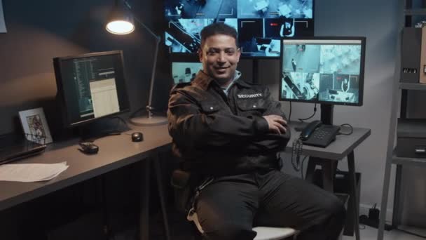 Zoom Ritratto Maschio Sorridente Guardia Biraciale Uniforme Nera Seduto Sala — Video Stock