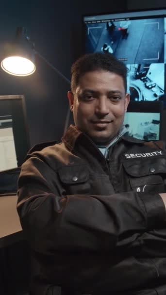 Vertikální Detailní Portrét Šťastného Muže Biracial Strážce Černé Uniformě Dívající — Stock video