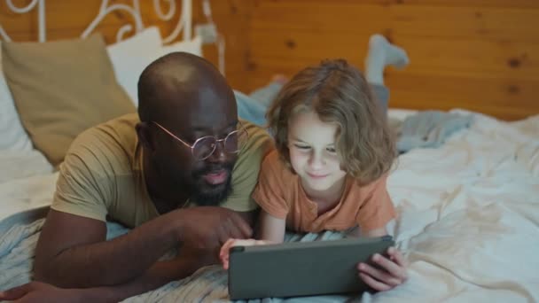 Plan Moyen Une Famille Ethniquement Diversifiée Père Fils Ethniquement Diversifiés — Video