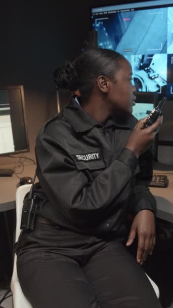 Foto Lateral Vertical Uma Jovem Agente Segurança Afro Americana Controlando — Vídeo de Stock
