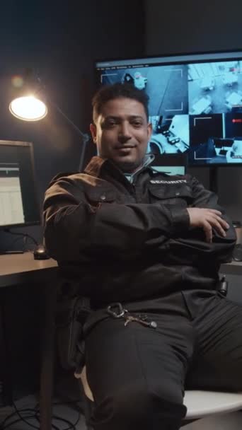 Vertikální Portrét Usměvavého Muže Důstojník Biraciální Bezpečnosti Sedící Sledovací Místnosti — Stock video