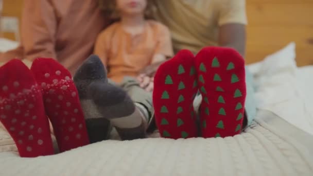 Selektywne Skupienie Średnie Zbliżenie Ujęcie Rodziny Trzech Osób Noszących Wakacyjne — Wideo stockowe