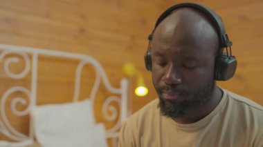 Kablosuz kulaklıklarıyla başını müzikle çarpan Afrikalı Amerikalıların orta boy yakın çekimi harika zaman geçiriyor.