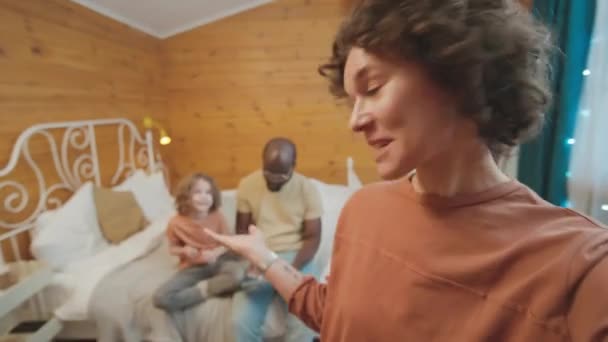 시청자와 이야기하는 침대에 남편과 아이의 가족을 카메라를 여자의 Pov — 비디오
