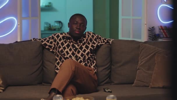 Portrét Chlápka Black Gen Sedícího Gauči Před Televizí Usmívajícího Kameru — Stock video