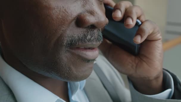 Bıyıklı Takım Elbiseli Kapalı Mekanda Telefonla Konuşan Siyahi Adamın Son — Stok video