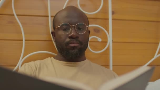 Kamerasında Gözlüklü Afrikalı Amerikalı Bir Adamın Iyi Aydınlatılmış Bir Odada — Stok video