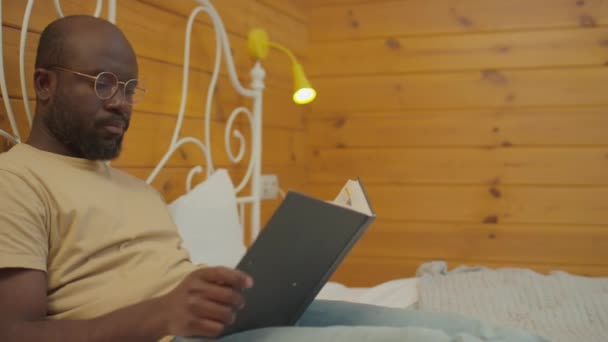 Середній Знімок Чорного Чоловіка Окулярах Який Проводить Вечір Спальні Вдома — стокове відео