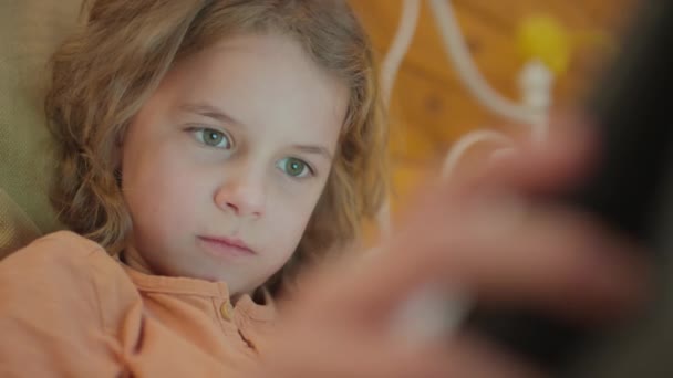 Selektivt Fokus Närbild Pojke Med Lockigt Hår Tittar Skärmen Tablett — Stockvideo