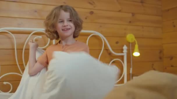 Sobre Ombro Tiro Mãe Irreconhecível Seu Filho Lutando Com Travesseiros — Vídeo de Stock