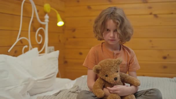Ritratto Medio Rallentatore Bambino Con Capelli Ricci Seduto Sul Letto — Video Stock