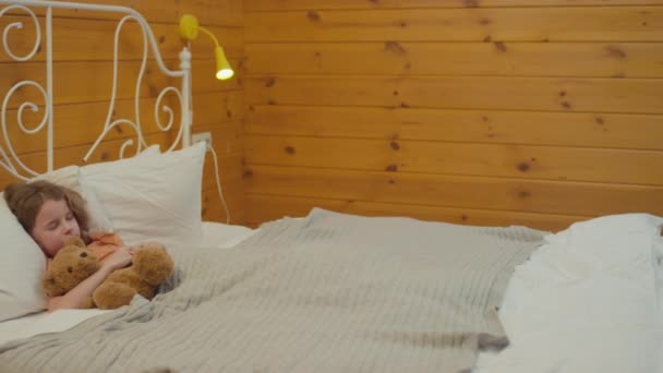Zdjęcie Panoramiczne Małego Chłopca Śpiącego Swoim Łóżku Drewnianej Sypialni Przytulającego — Wideo stockowe