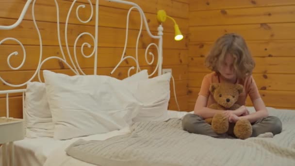 Yatak Odasında Içi Tahta Kaplı Kıvırcık Saçlı Çocuğun Portresi Oyuncağına — Stok video