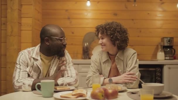Etnik Çeşitlilikte Bir Çiftin Çocukları Etrafta Oynarken Yemek Masasında Oturup — Stok video