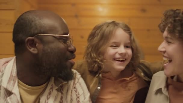 Primo Piano Coppia Famiglia Interrazziale Seduto Cucina Chiacchierare Loro Bambino — Video Stock