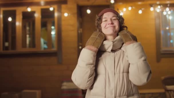 Πορτρέτο Μέσο Πλάνο Της Γυναίκας Φορώντας Χειμωνιάτικα Ρούχα Στέκεται Κατά — Αρχείο Βίντεο