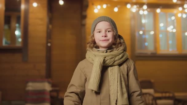 Medelporträtt Bild Barn Som Bär Vinterkläder Stående Mot Stuga Med — Stockvideo