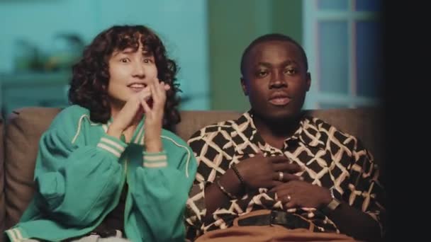Plan Moyen Couple Effrayé Diversifié Assis Sur Canapé Regardant Film — Video