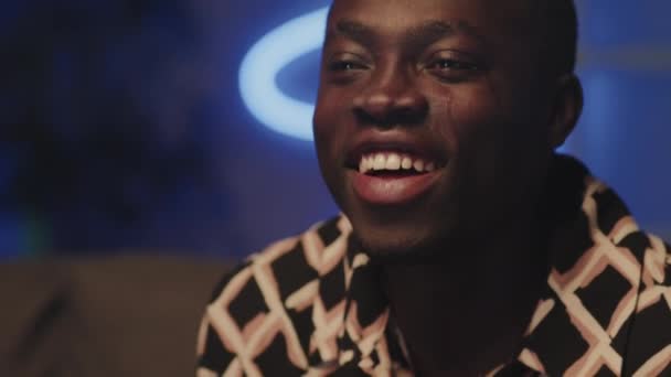 Neon Işıklı Odada Izlerken Gözleri Yaşlı Gülen Genç Afrikalı Amerikalı — Stok video