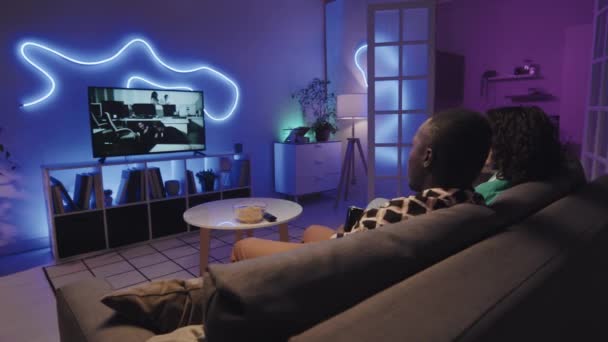 Vue Arrière Jeune Couple Souriant Diversifié Assis Sur Canapé Discutant — Video