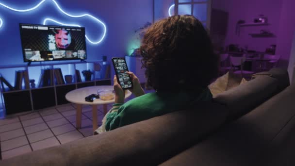 Arco Tiro Menina Irreconhecível Escolhendo Filme Aplicativo Streaming Compartilhamento Tela — Vídeo de Stock